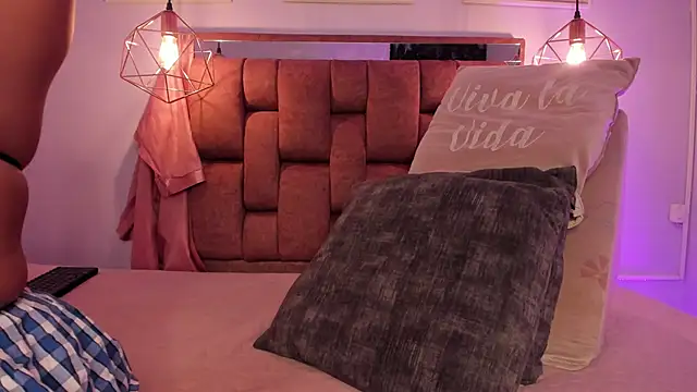 kristakinnky online show from April 10, 2026, 11:59 am