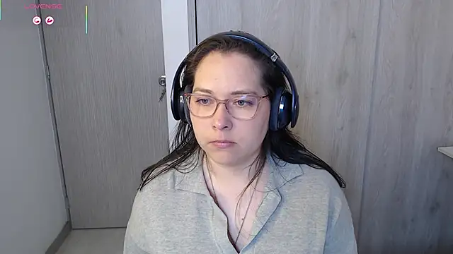 May Carlier online show from October 18, 2025, 8:09 pm