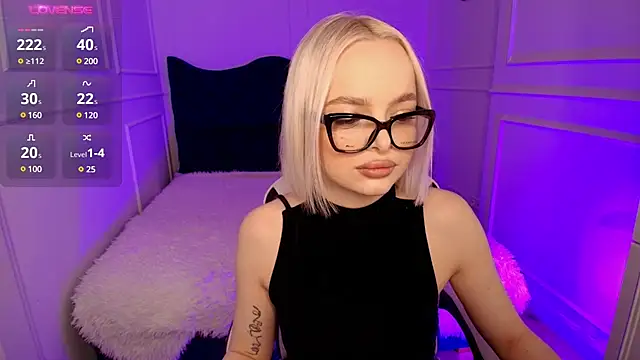 Snapshot of horny_blondiee chatting on December 15, 2024, 8:08 am horny blondiee online show from December 15, 2024, 8:08 am
