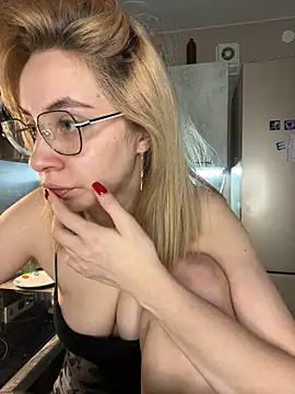 Snapshot of Kitty_Katrine chatting on October 27, 2025, 1:37 pm Kitty Katrine online show from October 27, 2025, 1:37 pm