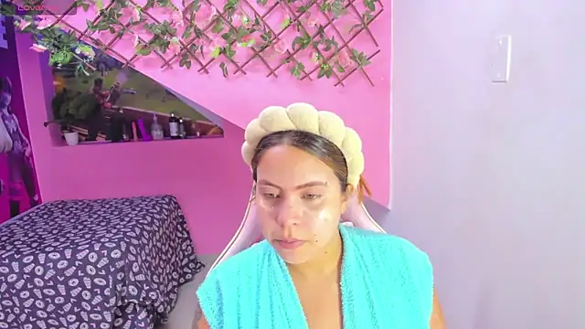 Snapshot of marcellaa303av chatting on December 17, 2024, 2:44 am marcellaa303av online show from December 17, 2024, 2:44 am