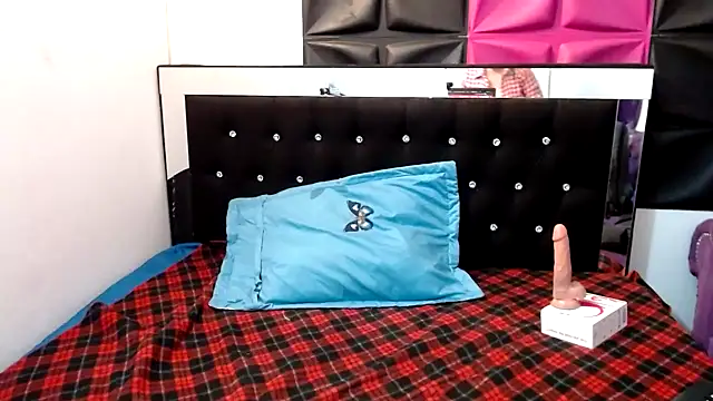 ScarletGlow1 online show from January 29, 2025, 2:53 pm