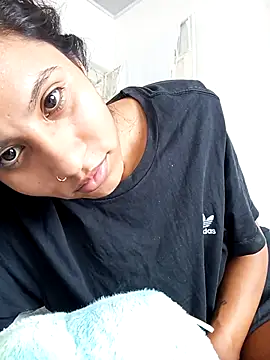 Karii-R online show from November 17, 2025, 6:35 pm