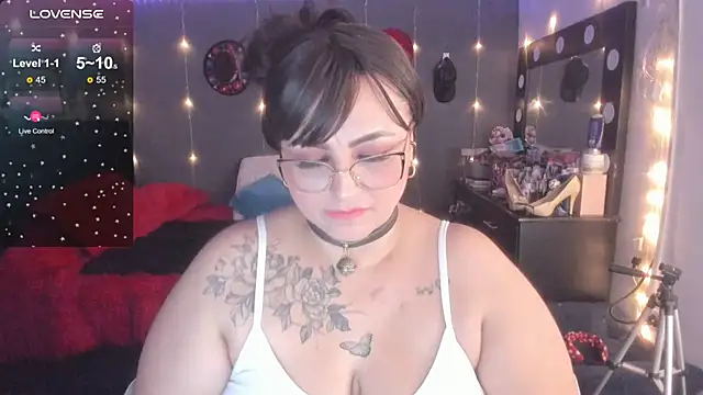 Ivonnee   online show from March 12, 2025, 6:29 am