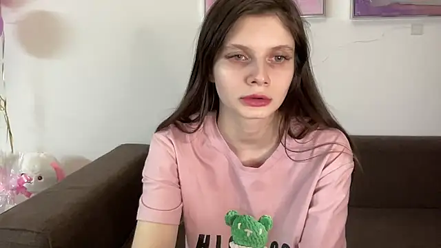 Snapshot of Effi_18 chatting on February 5, 2025, 7:20 pm Effi 18 online show from February 5, 2025, 7:20 pm