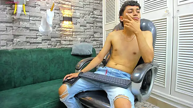 Snapshot of DamiBright chatting on November 3, 2025, 5:36 pm DamiBright online show from November 3, 2025, 5:36 pm