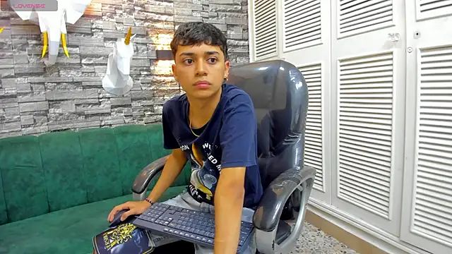 Snapshot of DamiBright chatting on November 17, 2025, 6:24 pm DamiBright online show from November 17, 2025, 6:24 pm