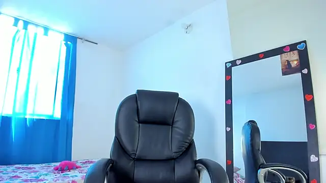 Aleja arango1 online show from April 20, 2026, 3:37 pm