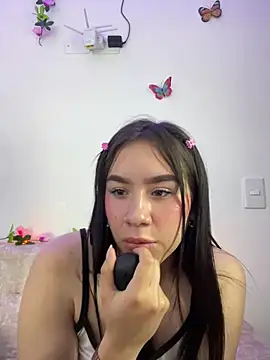 Snapshot of Im_Valen_Cute chatting on December 24, 2024, 1:38 am Im Valen Cute online show from December 24, 2024, 1:38 am