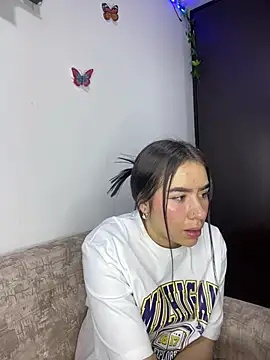 Snapshot of Im_Valen_Cute chatting on December 27, 2024, 1:32 am Im Valen Cute online show from December 27, 2024, 1:32 am