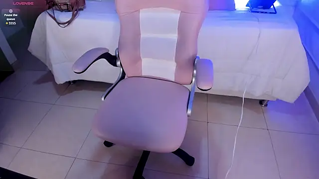 Snapshot of Kitty_Pam chatting on October 30, 2025, 8:42 pm Kitty Pam online show from October 30, 2025, 8:42 pm