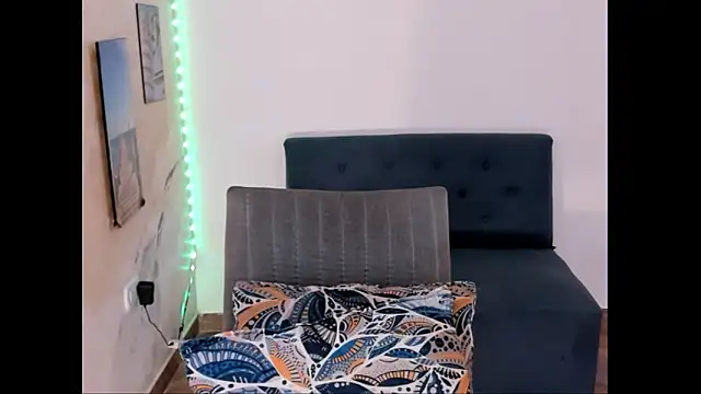alinabozz1 online show from May 25, 2026, 4:07 am