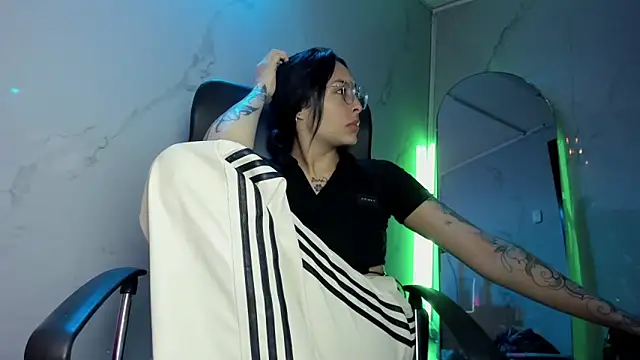 ChloeeTompson  online show from November 12, 2025, 3:29 am