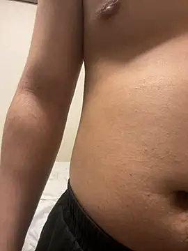 Snapshot of YU-KI00 chatting on November 18, 2025, 12:42 pm YU-KI00 online show from November 18, 2025, 12:42 pm