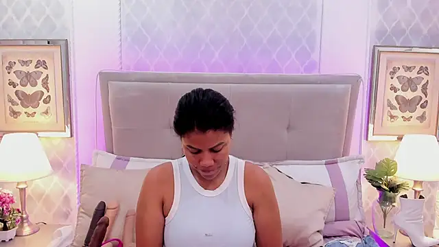 KarenGuzman  online show from March 21, 2025, 12:39 pm