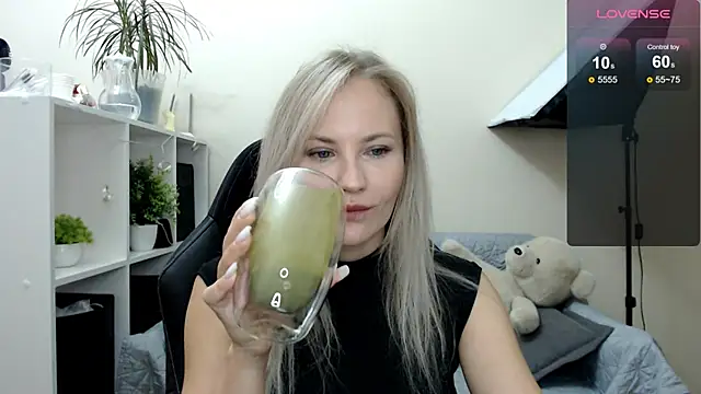 Snapshot of Sunny_bunny6 chatting on September 22, 2025, 4:58 am Sunny bunny6 online show from September 22, 2025, 4:58 am