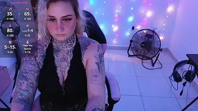 Snapshot of Lisacasandra chatting on December 18, 2024, 11:19 pm Lisacasandra online show from December 18, 2024, 11:19 pm