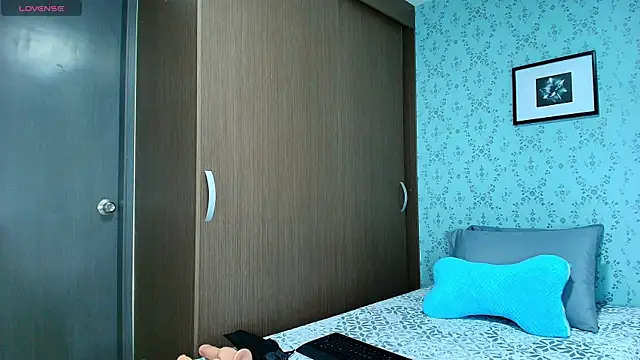 Snapshot of KazzuRoux001 chatting on December 21, 2024, 11:55 am KazzuRoux001 online show from December 21, 2024, 11:55 am