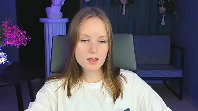 VivienLeeigh online show from December 18, 2024, 7:19 pm