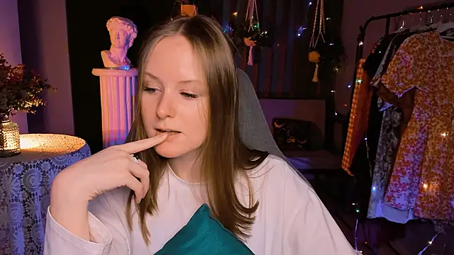 VivienLeeigh online show from December 28, 2024, 1:06 pm