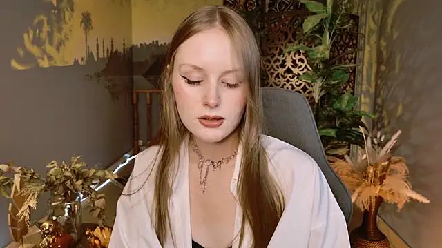 VivienLeeigh online show from December 22, 2025, 5:10 pm