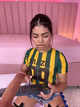 KellyOlsenbe online show from July 2, 2026, 8:59 pm