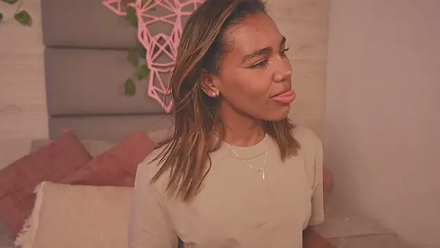 Snapshot of Lily_Miiller chatting on November 26, 2025, 8:43 pm Lily Miiller online show from November 26, 2025, 8:43 pm