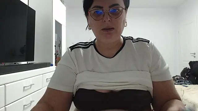 Amandamuller1982 online show from February 9, 2026, 7:40 pm