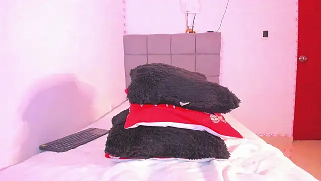 Snapshot of Miranda-brow chatting on December 15, 2025, 4:28 am Miranda-brow online show from December 15, 2025, 4:28 am