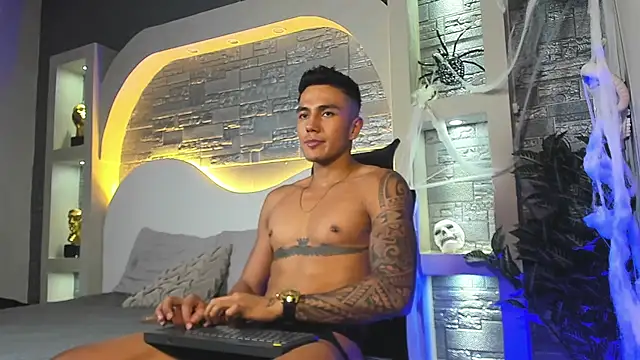 Aron Bolt online show from November 1, 2025, 8:33 pm