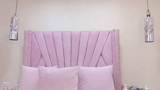 HazelMoret online show from September 23, 2025, 11:46 am