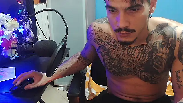 Snapshot of Badboyi1997 chatting on October 6, 2025, 1:03 am Badboyi1997 online show from October 6, 2025, 1:03 am