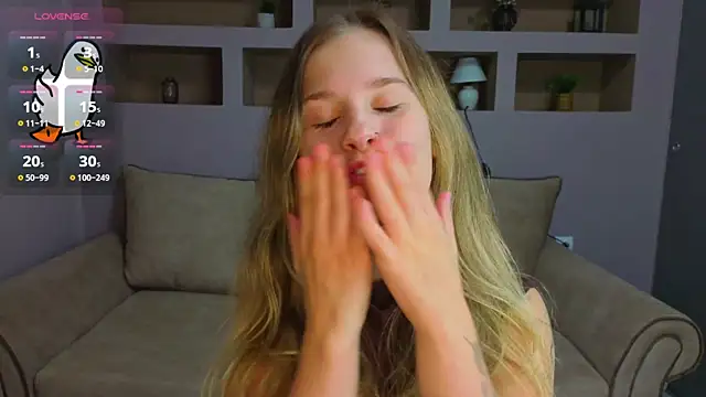 LinaCristonsen online show from October 9, 2025, 4:49 pm