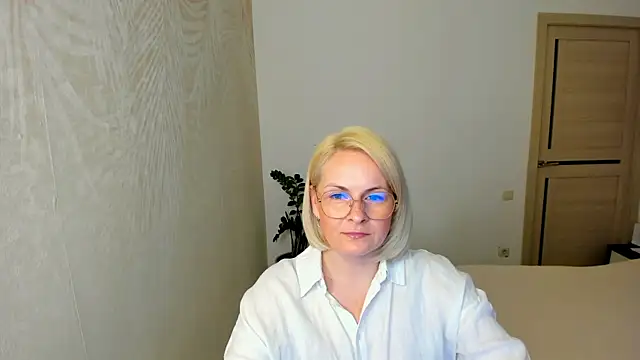Alicee Gracee online show from April 14, 2026, 6:47 pm
