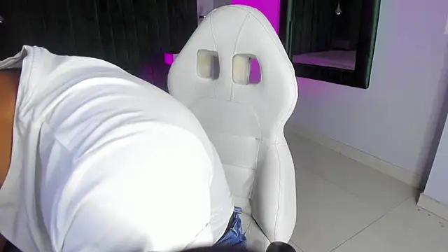 Lucii fer  online show from October 22, 2025, 11:43 am