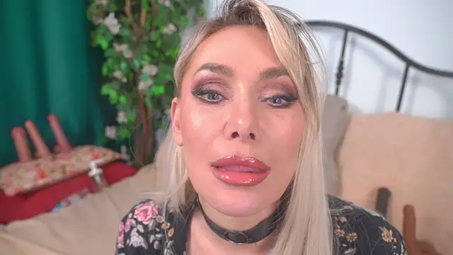 IsadoraDunkan online show from April 16, 2026, 8:09 pm