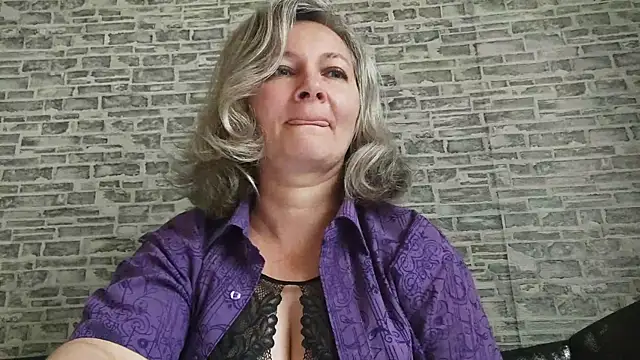Snapshot of EdithManning chatting on September 22, 2025, 5:42 am EdithManning online show from September 22, 2025, 5:42 am