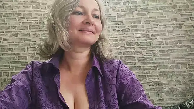 Snapshot of EdithManning chatting on October 9, 2025, 5:27 am EdithManning online show from October 9, 2025, 5:27 am