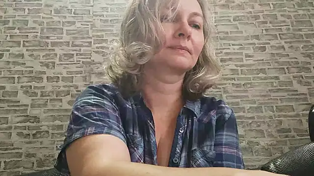 Snapshot of EdithManning chatting on November 2, 2025, 7:00 am EdithManning online show from November 2, 2025, 7:00 am