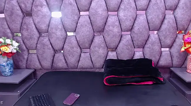 Miaa Thopmson online show from December 19, 2024, 12:45 pm