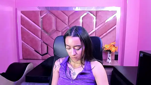 Miaa Thopmson online show from September 11, 2025, 10:32 pm