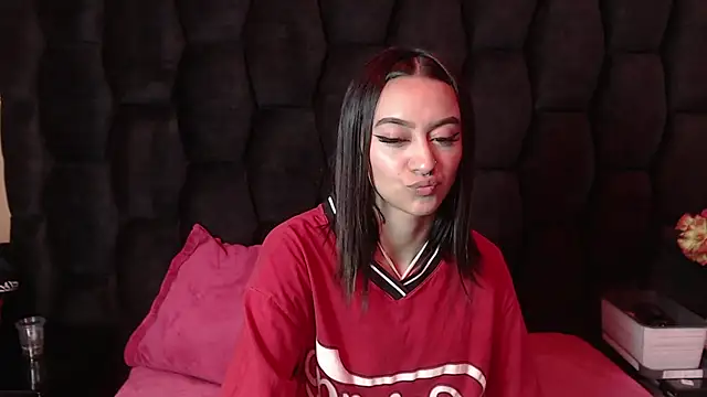 Miaa Thopmson online show from September 18, 2025, 12:01 am