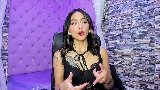 Miaa Thopmson online show from October 21, 2025, 3:57 pm