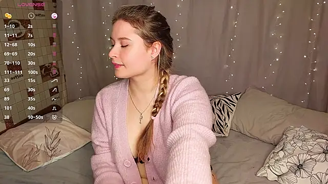 Snapshot of sophie__lee chatting on October 13, 2025, 3:45 pm sophie lee online show from October 13, 2025, 3:45 pm