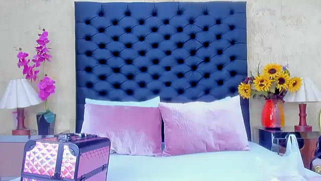 NahomiWhitel online show from October 7, 2025, 4:59 pm