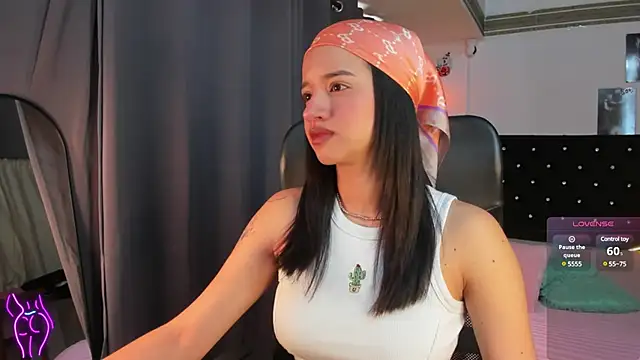 emilyrouxe online show from December 22, 2024, 2:27 pm