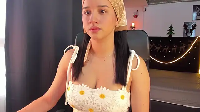 emilyrouxe online show from December 24, 2024, 3:16 pm