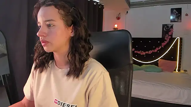 emilyrouxe online show from March 2, 2025, 5:58 pm