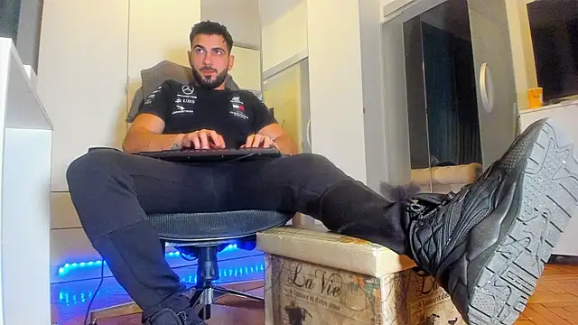 Snapshot of welcometo_hell chatting on October 6, 2025, 8:17 pm welcometo hell online show from October 6, 2025, 8:17 pm