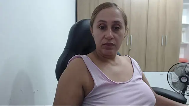 RoxanaLove9 online show from April 13, 2026, 11:32 pm